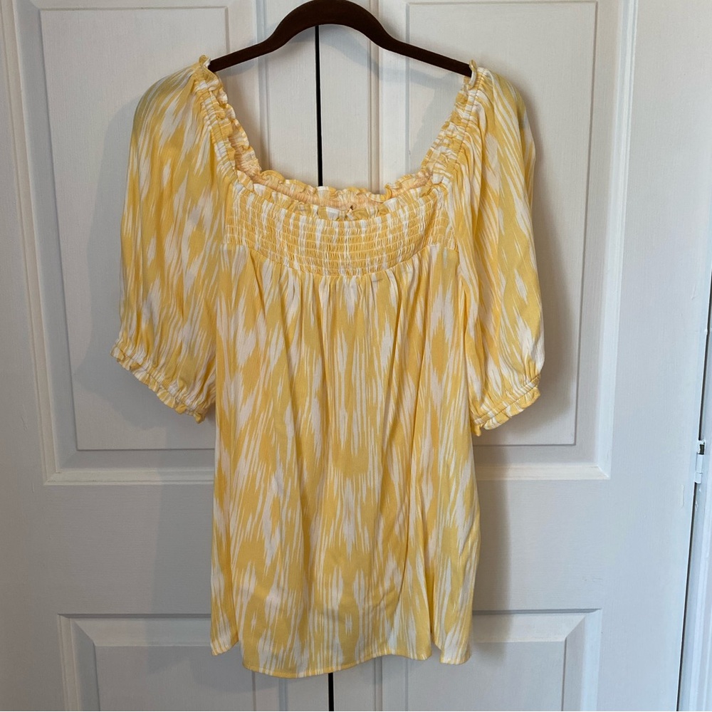 💚 Torrid yellow and white peasant top
